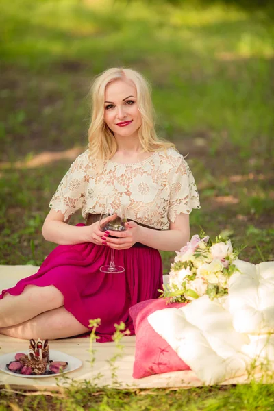 Fiatal nő a tavaszi kertben — Stock Fotó
