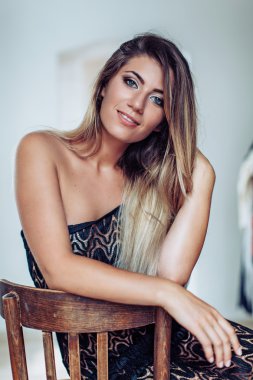 güzel sarışın kız poz