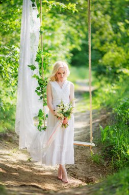 Bahar bahçesinde genç bir kadın