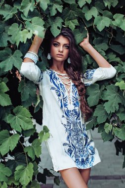 makyaj ile güzel bir genç kadın