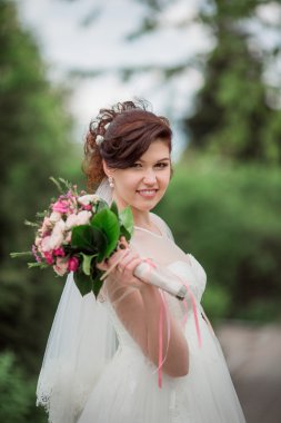 Beyaz elbiseli güzel gelin 