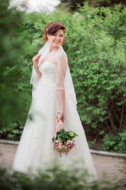 Beyaz elbiseli güzel gelin 