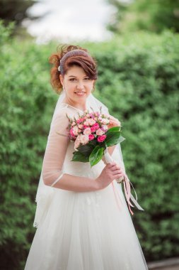 Beyaz elbiseli güzel gelin 