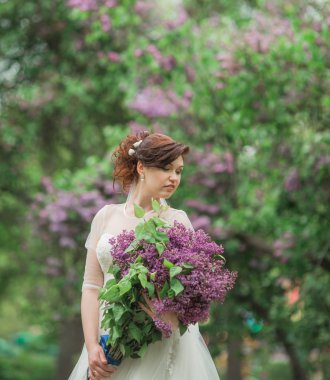 Beyaz elbiseli güzel gelin 