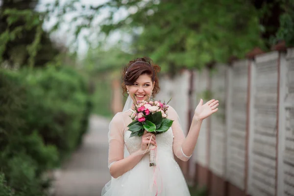 Bela noiva em vestido branco — Fotografia de Stock