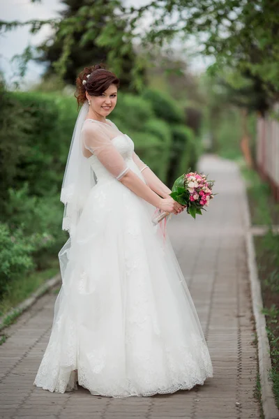 穿着白衣的漂亮新娘 — 图库照片