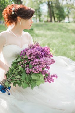 Beyaz elbiseli güzel gelin 