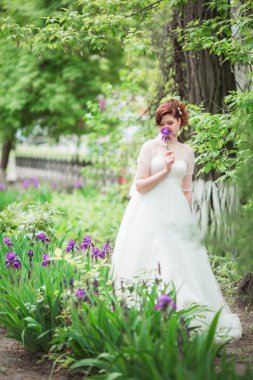 Beyaz elbiseli güzel gelin 