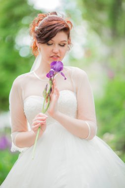 Beyaz elbiseli güzel gelin 