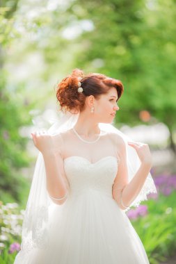 Beyaz elbiseli güzel gelin 