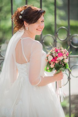 Beyaz elbiseli güzel gelin