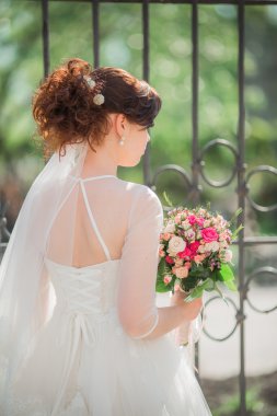 Beyaz elbiseli güzel gelin