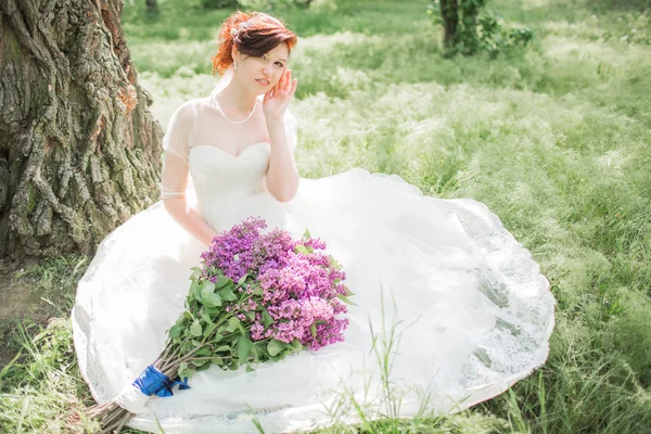 Belle mariée en robe blanche — Photo