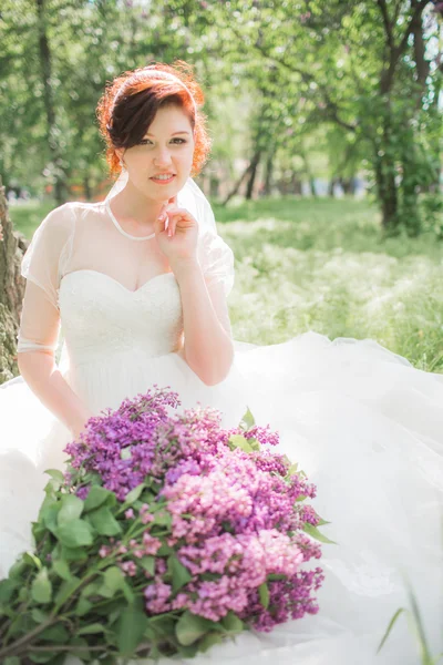 Krásná nevěsta v bílých šatech — Stock fotografie