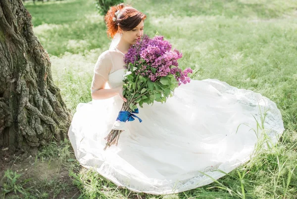 Schöne Braut im weißen Kleid — Stockfoto