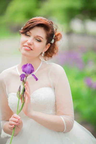 Belle mariée en robe blanche — Photo