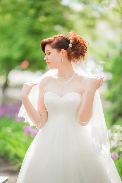 Belle mariée en robe blanche — Photo