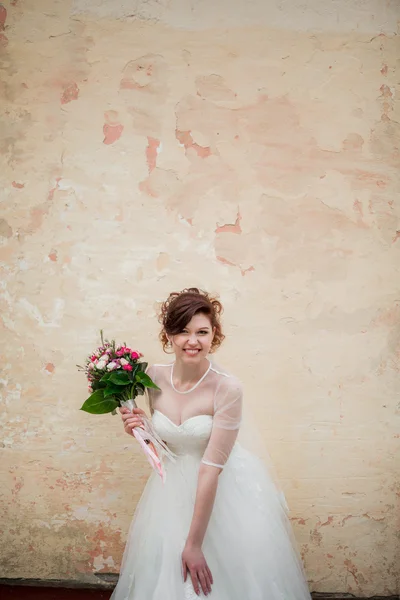 Красивая невеста в белом платье — стоковое фото
