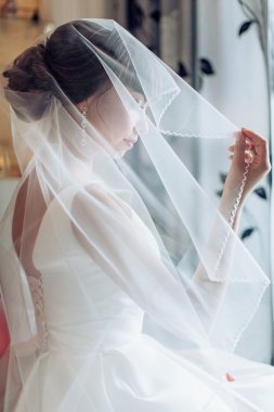 Beyaz elbiseli güzel gelin