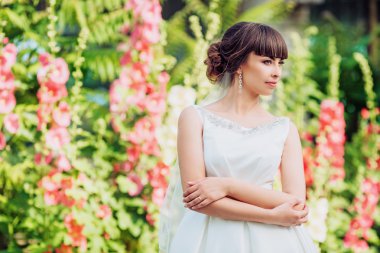 Beyaz elbiseli güzel gelin