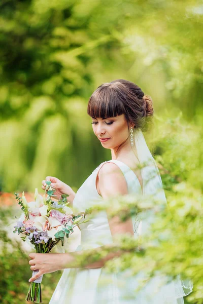 Mooie bruid in witte jurk — Stockfoto