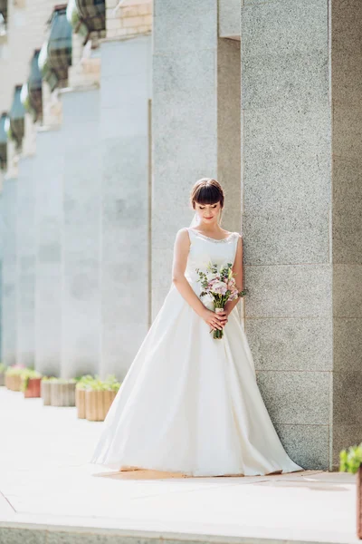 Hermosa novia en vestido blanco —  Fotos de Stock