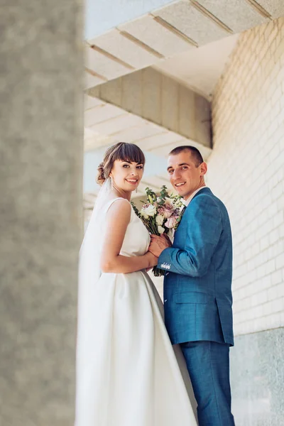 Noiva e noivo em seu dia de casamento — Fotografia de Stock