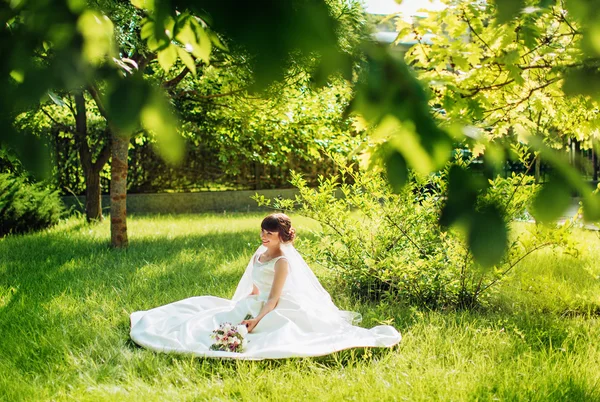 Belle mariée en robe blanche — Photo