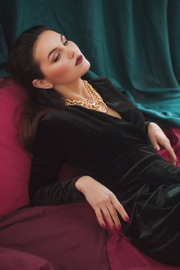 Siyah elbiseli güzel bir kadının portresi.