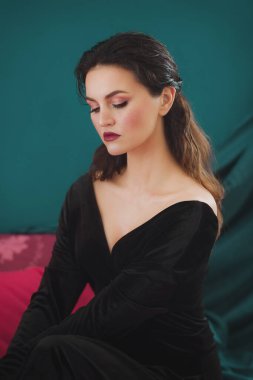Siyah elbiseli güzel bir kadının portresi.