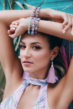 Mayolu güzel bir genç kadının portresi. Fotoğraf için plaj teması