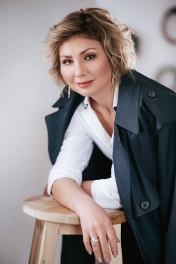 Çekici, zarif, son sınıf öğrencisi, doğal güzelliğe sahip, basit elbiseli bir kadın.