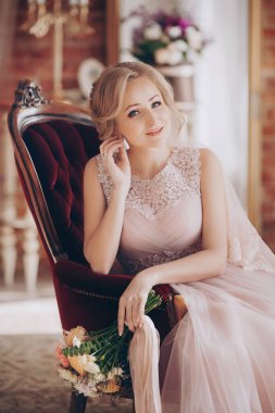 Pembe elbiseli, doğa makyajlı güzel gelin. 