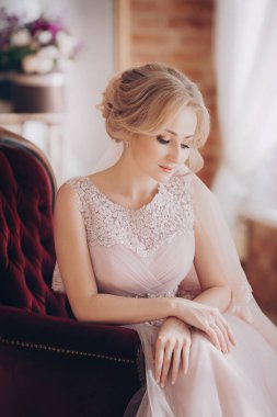 Pembe elbiseli, doğa makyajlı güzel gelin. 