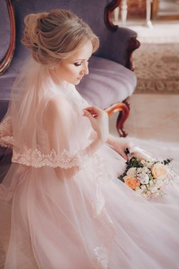 Pembe elbiseli, doğa makyajlı güzel gelin. 