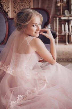 Pembe elbiseli, doğa makyajlı güzel gelin. 