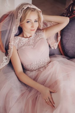 Pembe elbiseli, doğa makyajlı güzel gelin. 