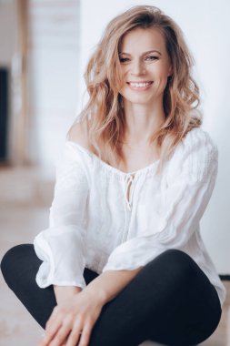 Çekici, zarif, son sınıf öğrencisi, doğal güzelliğe sahip, basit elbiseli bir kadın.