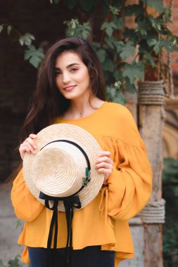 El yapımı şık şapkalı çekici bir kız.