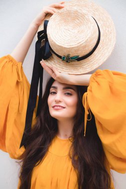 El yapımı şık şapkalı çekici bir kız.