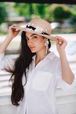 El yapımı şık şapkalı çekici bir kız.