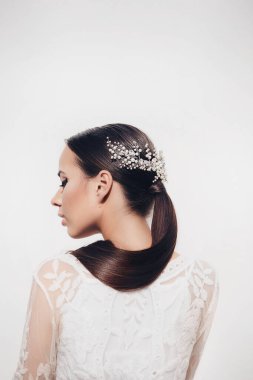 Enfes mücevherler içinde güzel bir genç kadının portresi. Moda fotoğrafı.