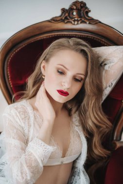 Dantelli bir pijamada güzel sofistike bir gelin. Günaydın gelin.