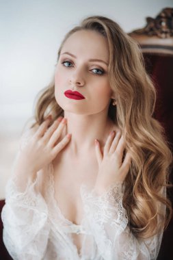 Dantelli bir pijamada güzel sofistike bir gelin. Günaydın gelin.