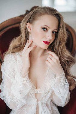 Dantelli bir pijamada güzel sofistike bir gelin. Günaydın gelin.