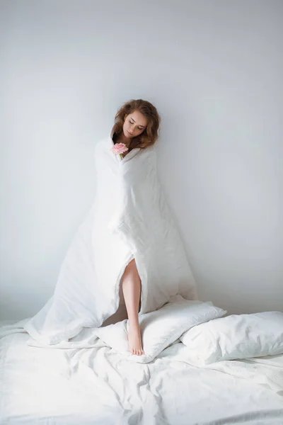 Yatağındaki Yorganın Altında Pembe Gül Olan Tatlı Bir Kız — Stok fotoğraf