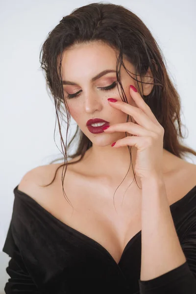 Retrato Uma Bela Jovem Mulher Com Cabelos Longos Vestido Preto — Fotografia de Stock