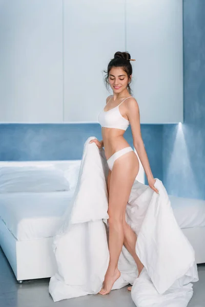 Coqueta Chica Sexy Con Una Manta Blanca Dormitorio Buenos Días —  Fotos de Stock