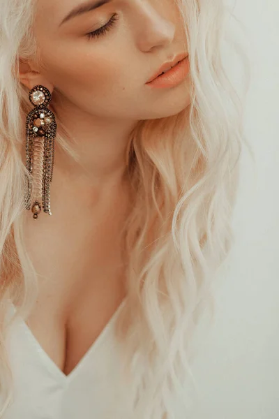 Portrait Belle Jeune Blonde Dans Les Vêtements Blancs Style Boho — Photo