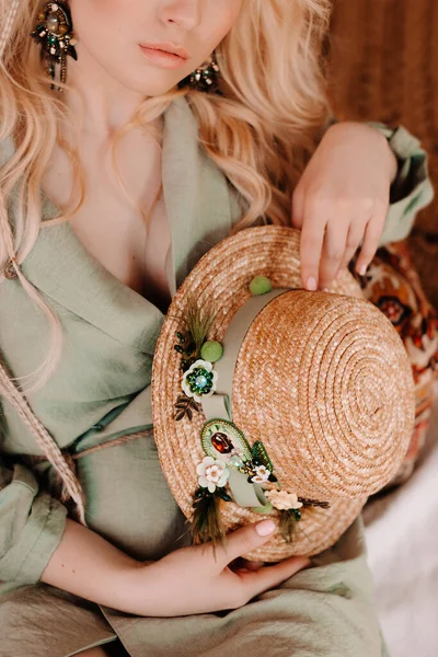 Portrait Belle Jeune Blonde Dans Les Vêtements Blancs Style Boho — Photo